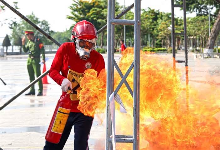 Hình ảnh ấn tượng tại hội thi 'Tổ liên gia an toàn phòng cháy, chữa cháy'