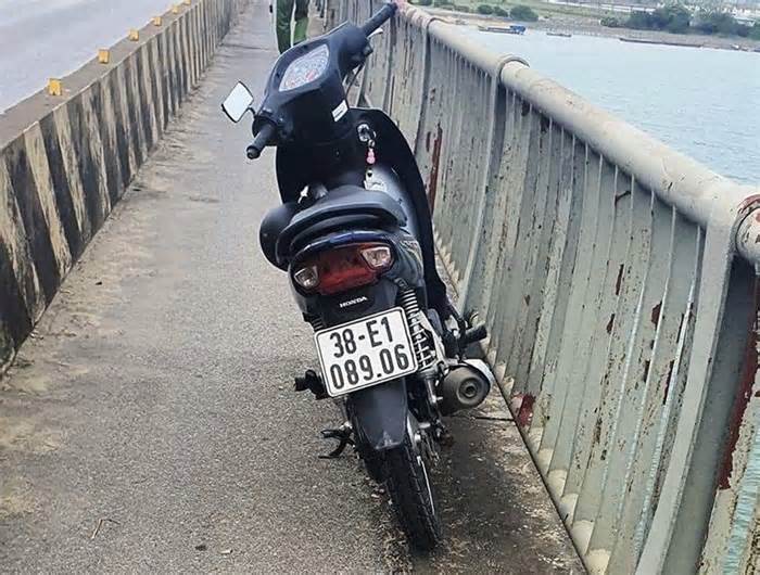 Quảng Bình: Để lại xe máy, một người nghi nhảy cầu