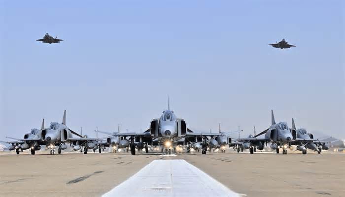 Không quân Hàn Quốc phô diễn chiến thuật 'Voi đi bộ'