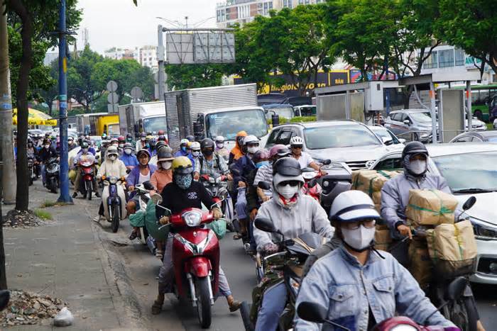 Ngày cuối tuần, người dân TPHCM vẫn không thoát cảnh kẹt xe