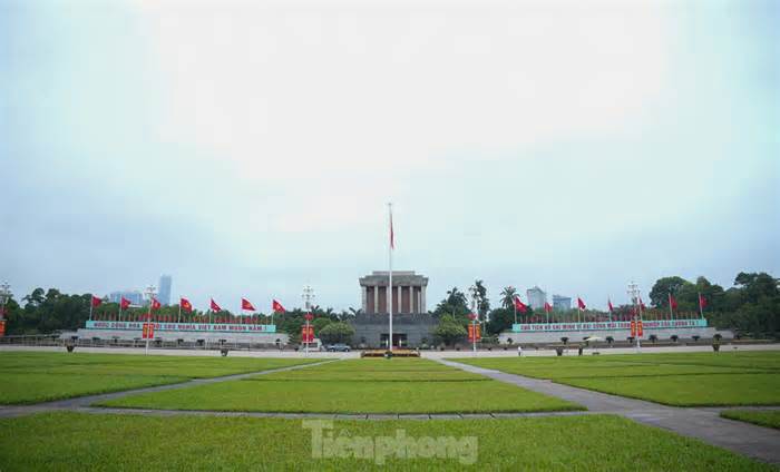 Thiêng liêng Lễ chào cờ tại quảng trường Ba Đình kỷ niệm 134 năm ngày sinh Chủ tịch Hồ Chí Minh