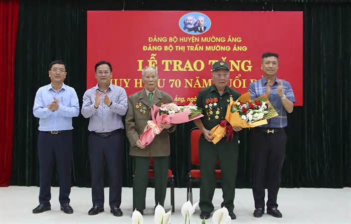 2 chiến sĩ Điện Biên nhận Huy hiệu 70 năm tuổi Đảng