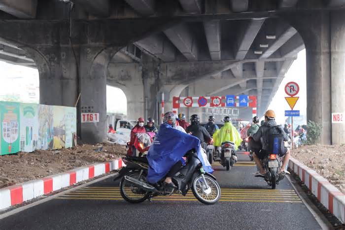 Nháo nhác quay đầu khi thấy CSGT xử lý xe đi ngược chiều đường Nguyễn Xiển