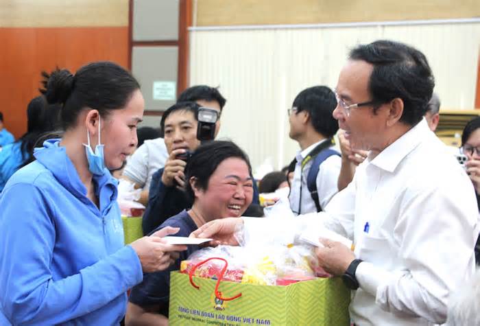 Bí thư Thành ủy TPHCM tặng quà công nhân, hộ nghèo ở Đồng Nai