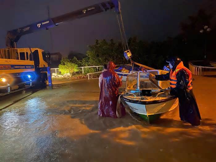 Lũ ở Lệ Thủy, Quảng Bình vẫn đang lên, đêm nay miền Trung tiếp tục mưa lớn