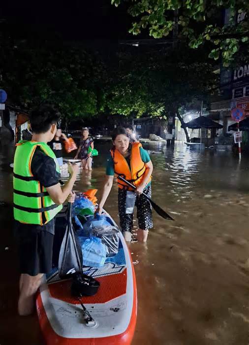 Hai vợ chồng U60 tại Thái Nguyên chèo SUP cả ngày lẫn tối mang cơm hộp và hỗ trợ đưa người ra ngoài