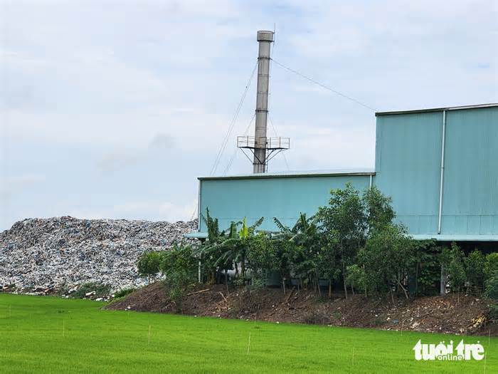 Nhà máy đốt rác ‘trùm mền’, rác chất cao như núi