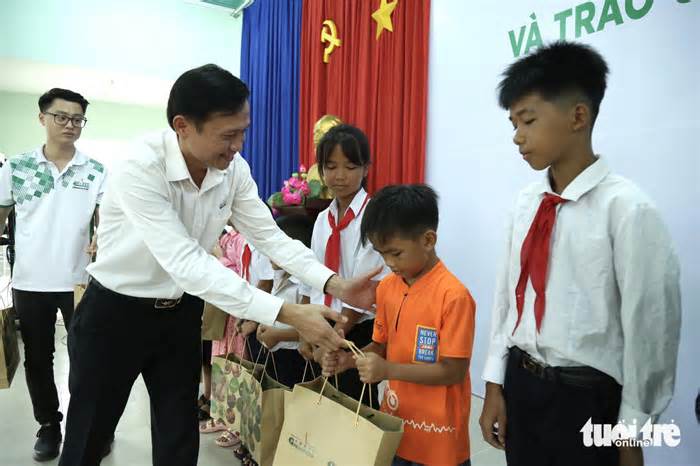 Trao học bổng và quà trung thu tiếp sức cho học sinh vượt khó tại Tây Ninh