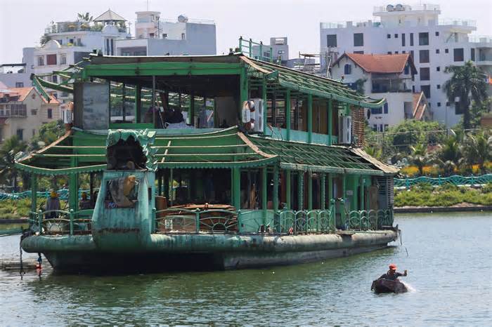 Mất khoảng 10 ngày để 'bế' được du thuyền 80 tấn ra khỏi hồ Tây