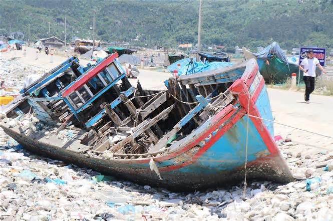 Quảng Ngãi: Xác tàu cá “giăng bẫy” trên cảng Sa Huỳnh