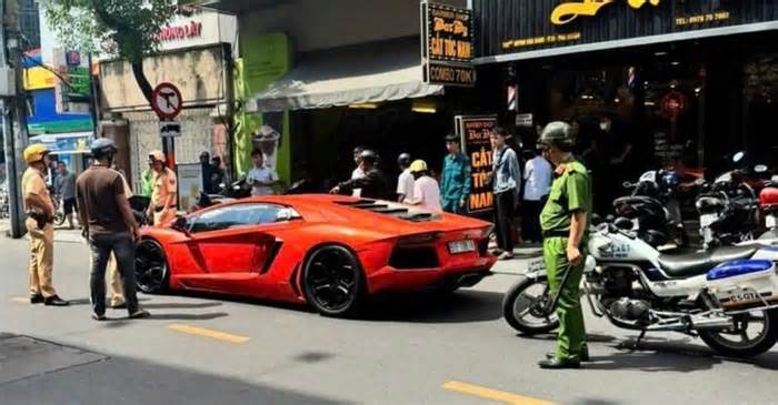 Cụ ông 70 tuổi lái Lamborghini dừng bất thường; Lý do cháy trụ sở UBND tỉnh Bình Phước