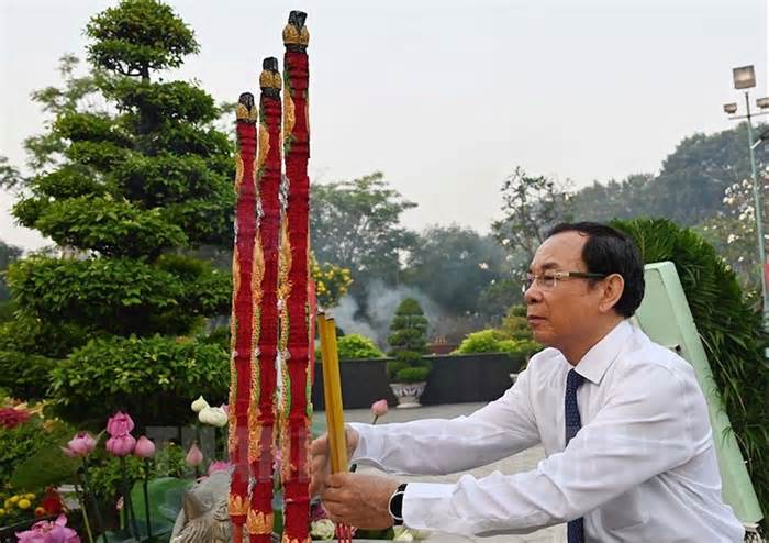 Lãnh đạo TPHCM dâng hương tưởng nhớ Chủ tịch Hồ Chí Minh, Chủ tịch Tôn Đức Thắng và các Anh hùng liệt sĩ