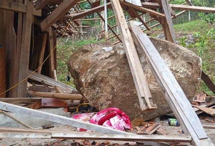 Nổ mìn khiến tảng đá gần 4 tấn đè sập nhà dân ở Quảng Nam