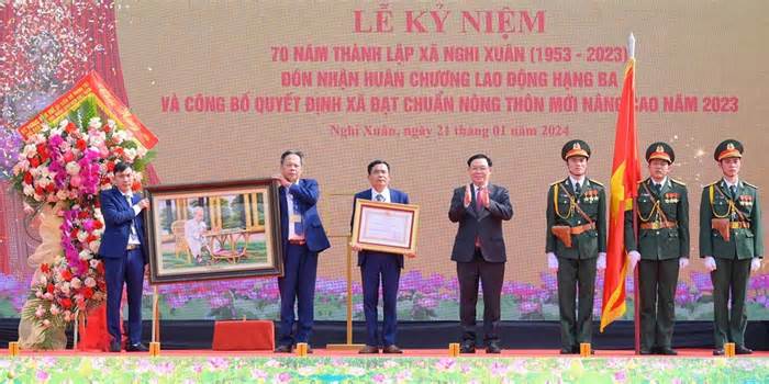 Chủ tịch Quốc hội dự lễ đón nhận Huân chương lao động hạng Ba của xã Nghi Xuân, Nghệ An