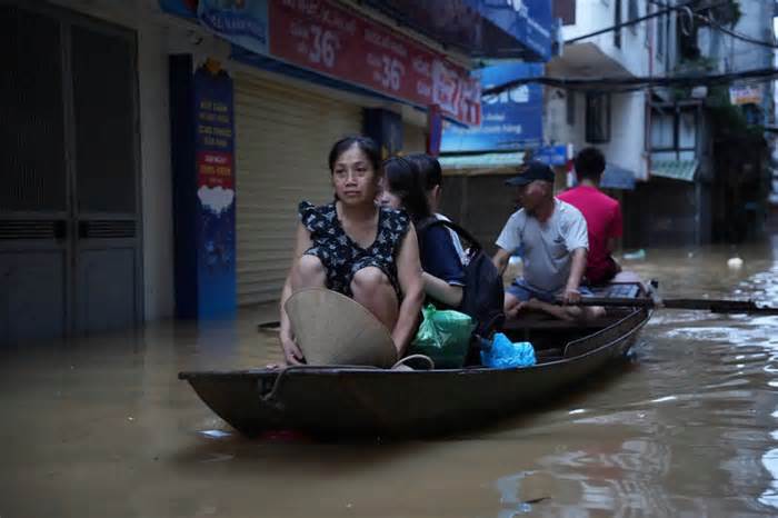 Bám trụ trên tuyến phố ngập sâu trong nước sông Hồng