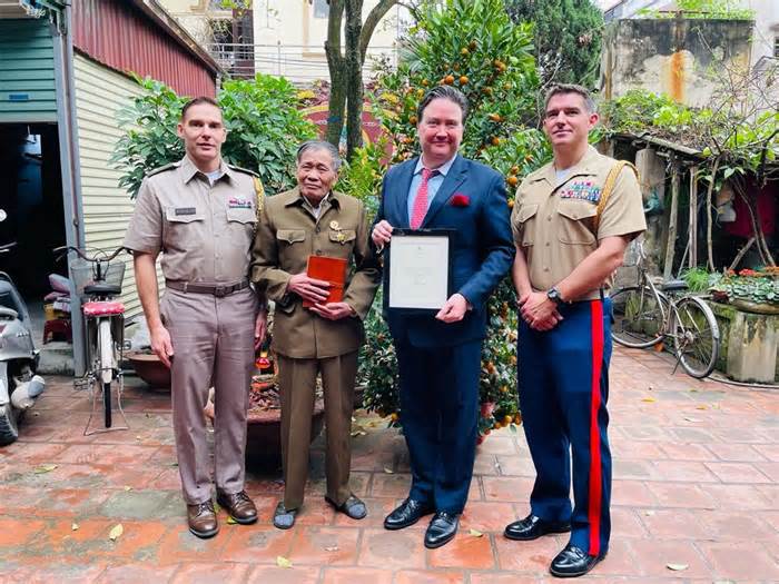 Đại sứ Mỹ trao trả nhật ký cho cựu chiến binh Việt Nam