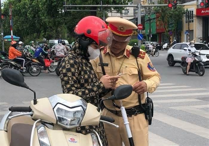 CSGT Hà Nội bắt đầu xử phạt, tạm giữ giấy phép lái xe trên ứng dụng VNeID