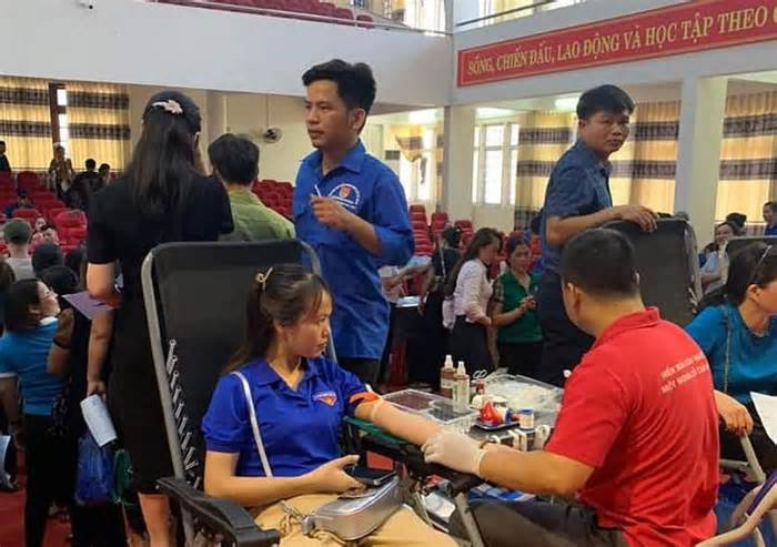 Cán bộ, đoàn viên, người lao động tích cực tham gia hiến máu