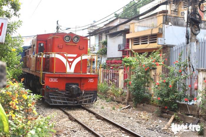 Quận Phú Nhuận ra quân trồng hoa 'thay áo' cho tuyến đường sắt
