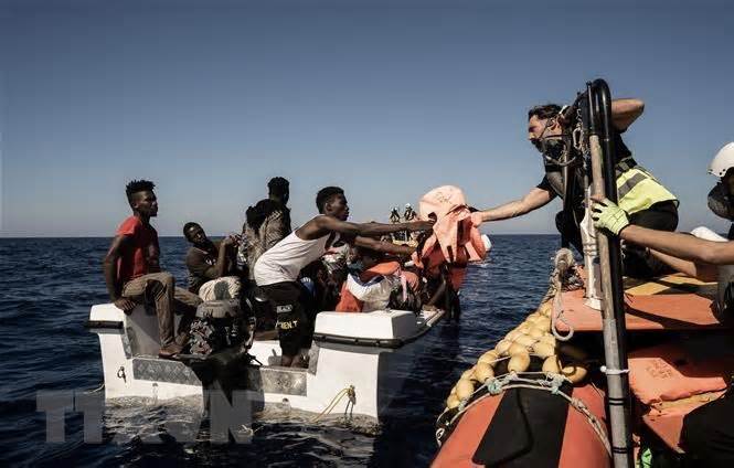 Giải cứu 150 người di cư bất hợp pháp ngoài khơi bờ biển Libya