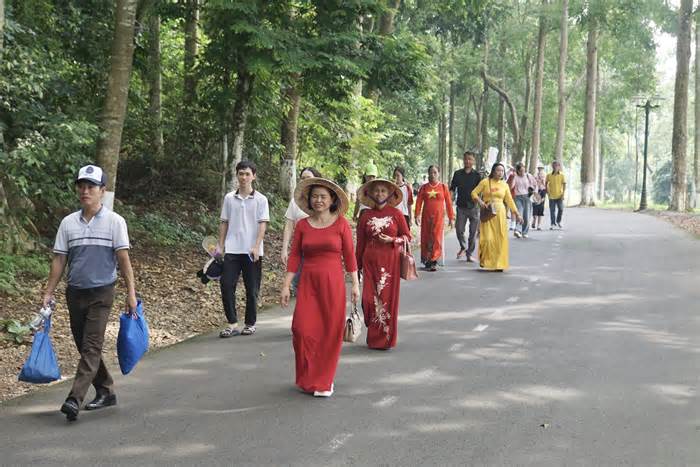 Hàng ngàn người về Khu di tích K9 - Đá Chông dâng hương, tưởng nhớ Bác