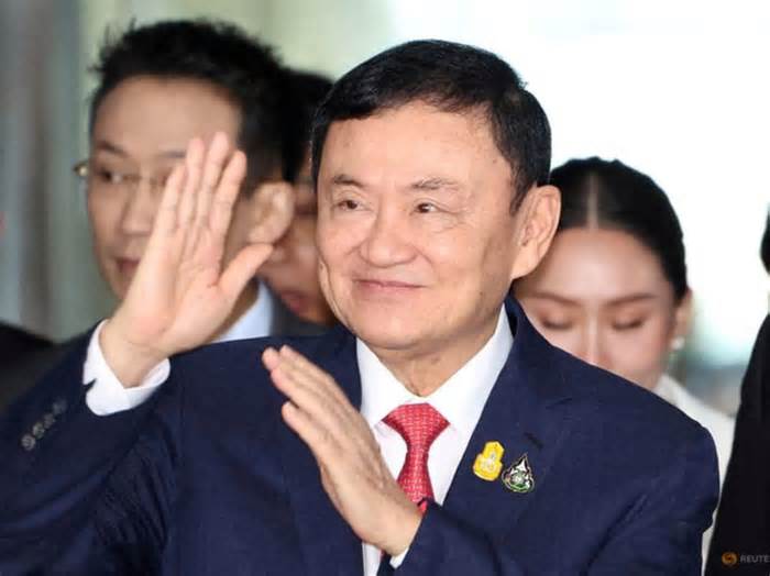 Ông Thaksin đi chùa, lần đầu xuất hiện trước công chúng