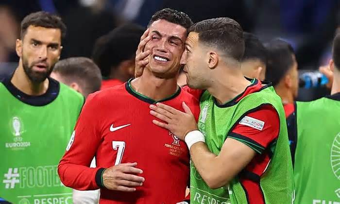 7 cầu thủ động viên khi Ronaldo khóc