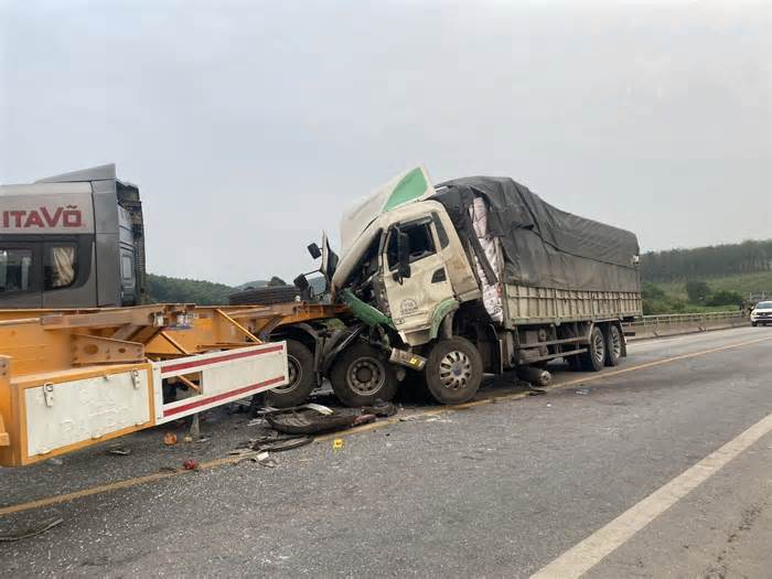 Xe tải nát đầu sau cú va chạm kinh hoàng trên cao tốc Cam Lộ - La Sơn
