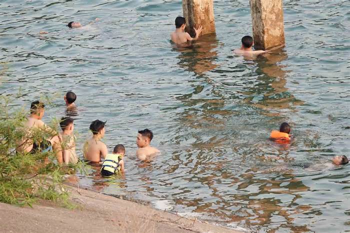 Nắng nóng, nhiều trẻ kéo nhau lên tắm hồ Kẻ Gỗ bất chấp nguy hiểm