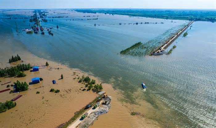 Trung Quốc dùng 10.000 tấn cát, đá vá đê hồ nước ngọt Động Đình