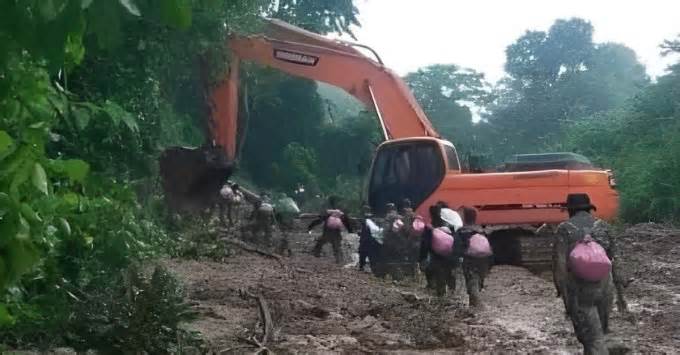 Lào: Tìm thấy lái xe người Việt mất tích do sạt lở đất ở quốc lộ 8