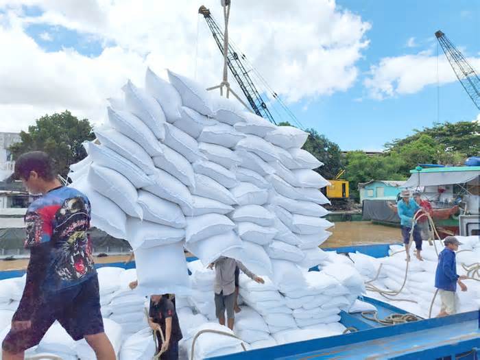 Tin tức sáng 24-4: Việt Nam lần đầu là nước xuất khẩu gạo lớn nhất vào Singapore