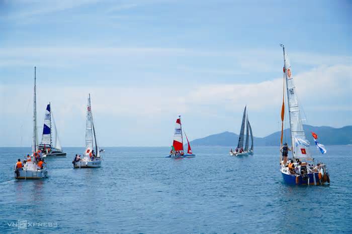 Khởi tranh giải đua thuyền buồm trên vịnh Nha Trang