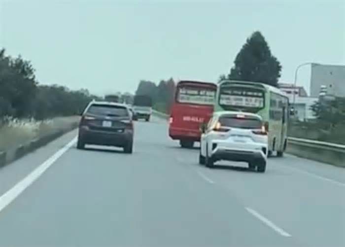 Hai xe khách đánh võng, chèn ép nhau gây náo loạn cao tốc Hà Nội - Bắc Giang