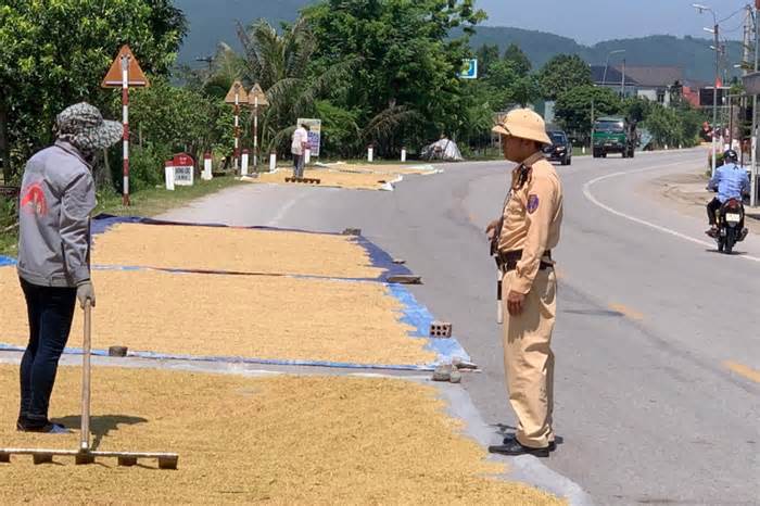 Tiềm ẩn mất an toàn giao thông vì phơi lúa trên đường ở Hà Tĩnh