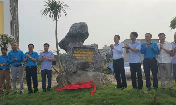 LĐLĐ tỉnh Ninh Bình gắn biển công trình chào mừng Đại hội Công đoàn