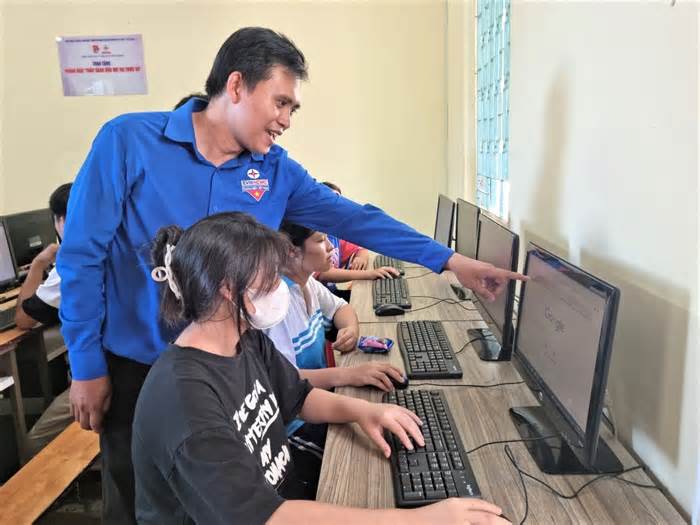 Thanh niên công nhân tặng 15 bộ máy vi tính cho trẻ có hoàn cảnh khó khăn