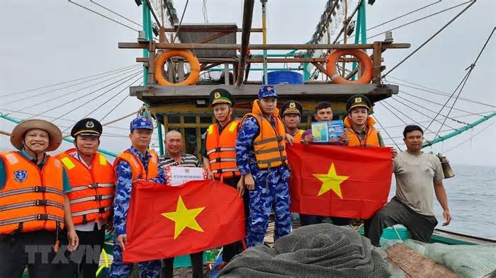 Lực lượng Cảnh sát biển Việt Nam đồng hành cùng ngư dân chống IUU
