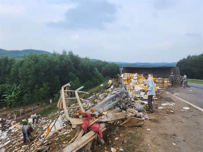 Xe tải đâm gãy lan can lật nhào trên cao tốc La Sơn - Tuý Loan