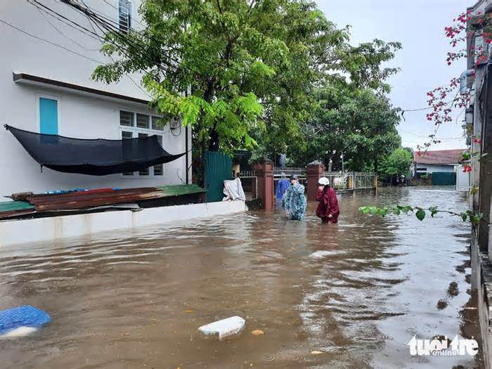 Đông Hà: Nhà dân bị ngập lụt đến ngực trong đêm do mưa to