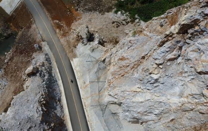 Kiểm tra thông tin về nguy cơ lở đá ở đường lên cầu vượt cao tốc