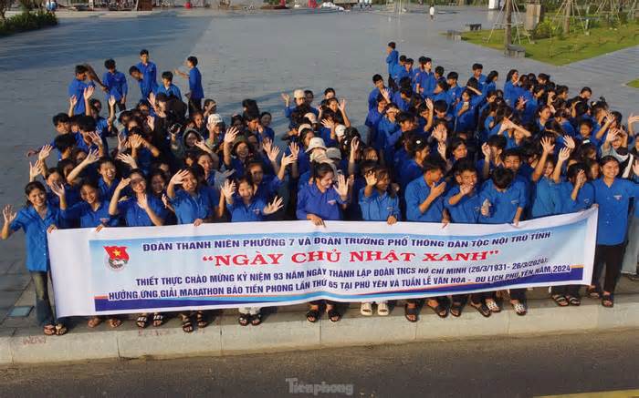 Thanh niên tình nguyện trường dân tộc thiểu số Phú Yên ra quân làm sạch môi trường, hưởng ứng Tiền Phong Marathon