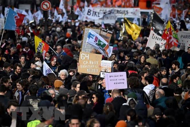 Tiếp tục biểu tình nhằm phản đối cải cách hưu trí ở Pháp