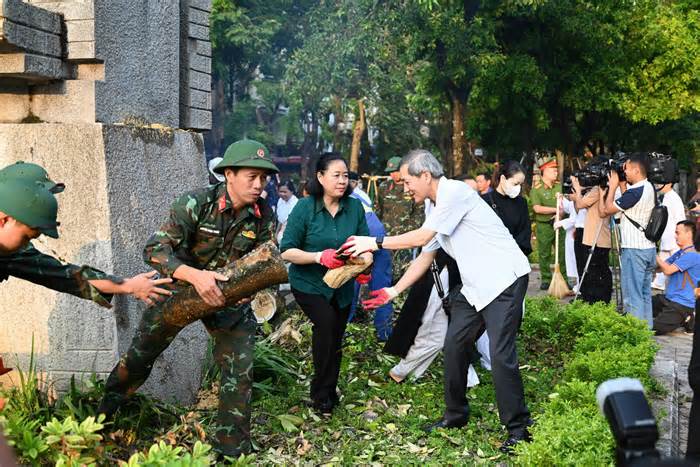 Bí thư Hà Nội tham gia tổng vệ sinh môi trường toàn thành phố