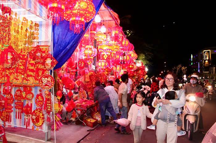 Rực rỡ phố đèn lồng 'chỉ Tết mới có' ở Nha Trang