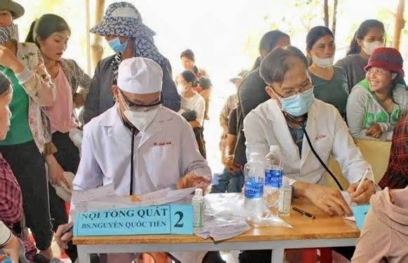 Bác sỹ rủ 'hội bạn thời đại học' mở phòng khám miễn phí cho bệnh nhân nghèo