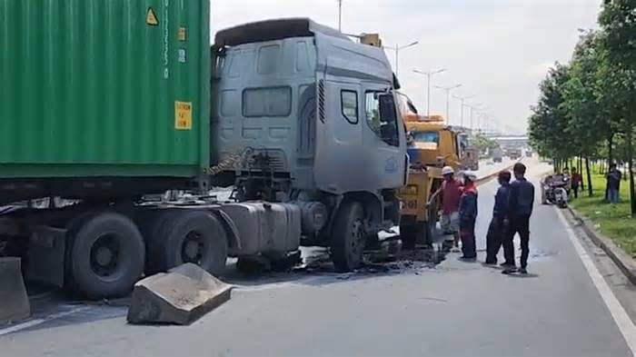 Hiện trường vụ tai nạn liên hoàn trên xa lộ Hà Nội, gây ùn ứ kéo dài 3km