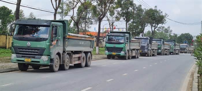 Đà Nẵng: Né trạm cân, xe tải xếp hàng “rồng rắn” trên quốc lộ 14B