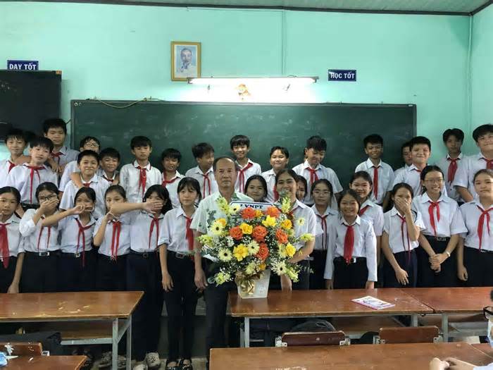 Món quà Ngày Nhà giáo Việt Nam 20.11 khiến người thầy rơi nước mắt