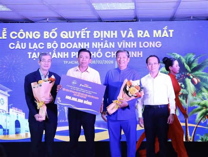 Trao tặng hơn 500 triệu đồng cho tân sinh viên Vĩnh Long vượt khó, học giỏi